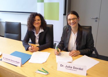 Ministerin Dr. Gabriele Heinen-Kljajić und Dr. Julia Dordel (Film & Medienbüro). Foto: Bernd Wolter