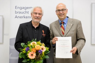 Bernd-Günther Nahm erhält das Verdienstkreuz am Bande des Bundespräsidenten durch Ministerpräsident Torsten Albig. Foto: Frank Peter