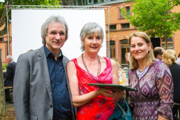 Maria Wismeth (Mitte) mit Dieter Krauß und Karin Franz von der MFG Filmförderung Baden-Württemberg. Foto: Erfan Moniri